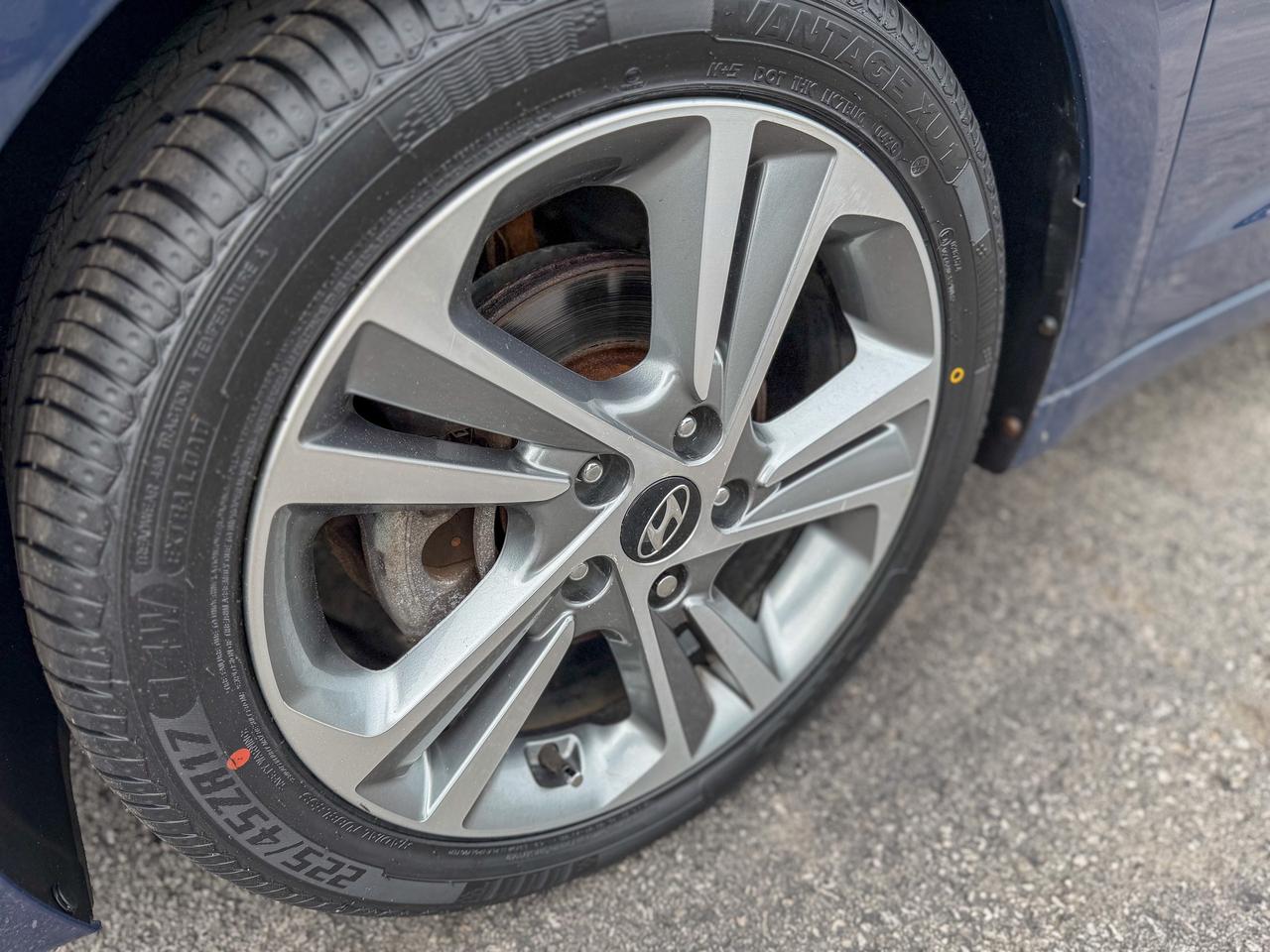 2017 Hyundai Elantra GLS/BSM/CAMERA/ROOF/LOW KM/NO ACCIDENTS/2.0L Photo