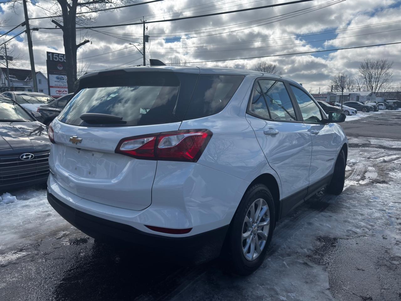 2021 Chevrolet Equinox LS Photo2