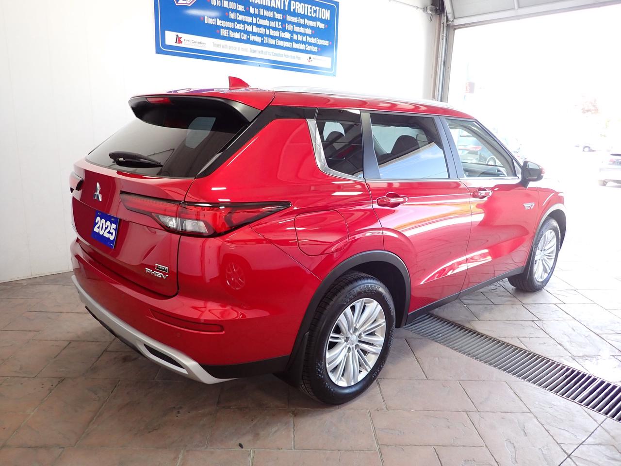 2025 Mitsubishi Outlander Plug-In Hybrid SE S-AWC PLUG IN HYBRID SUNROOF Photo