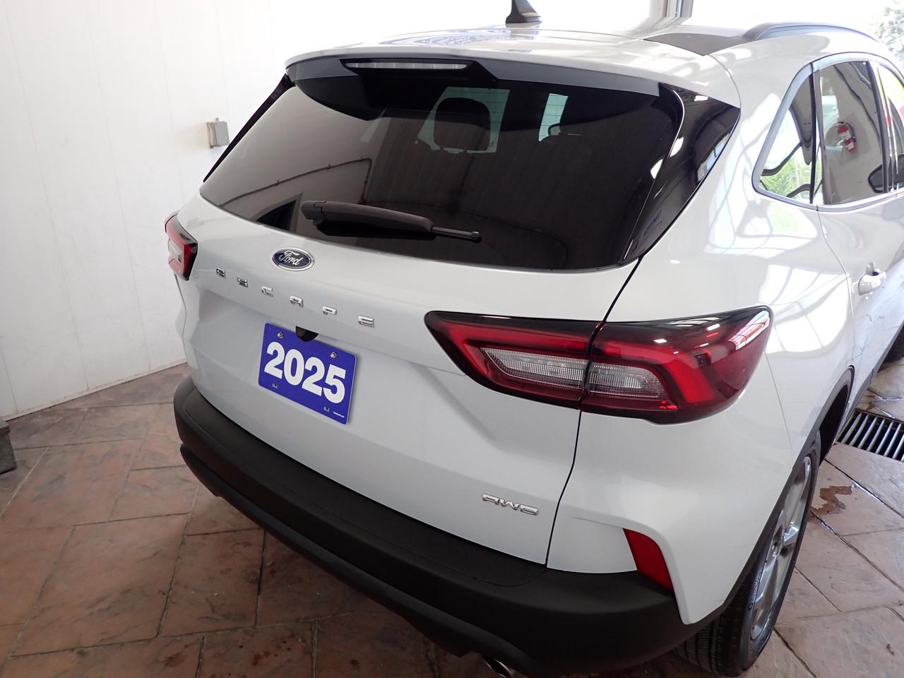 2025 Ford Escape ST-Line AWD Photo2