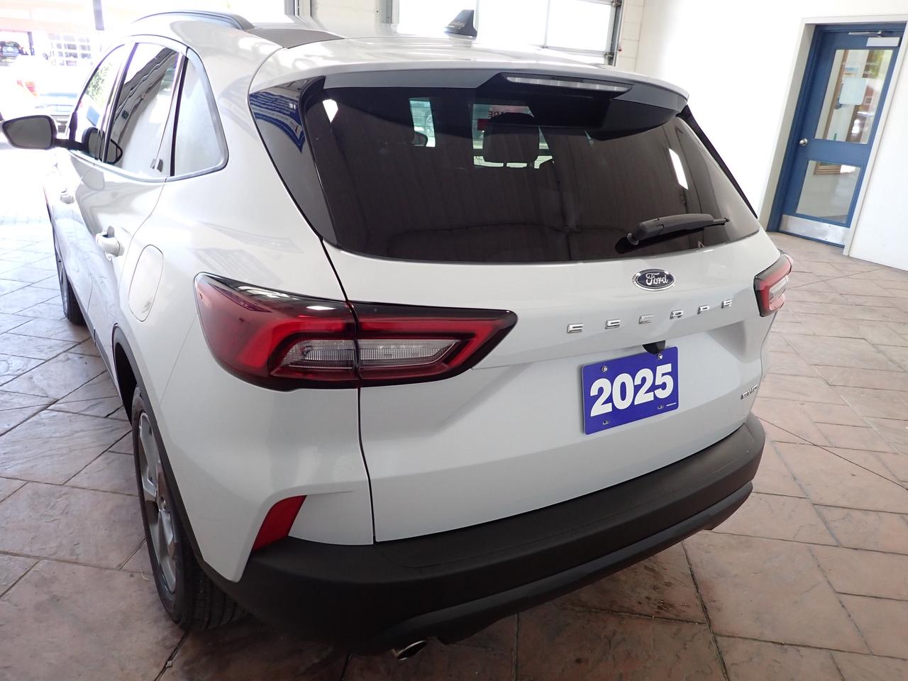 2025 Ford Escape ST-Line AWD Photo3