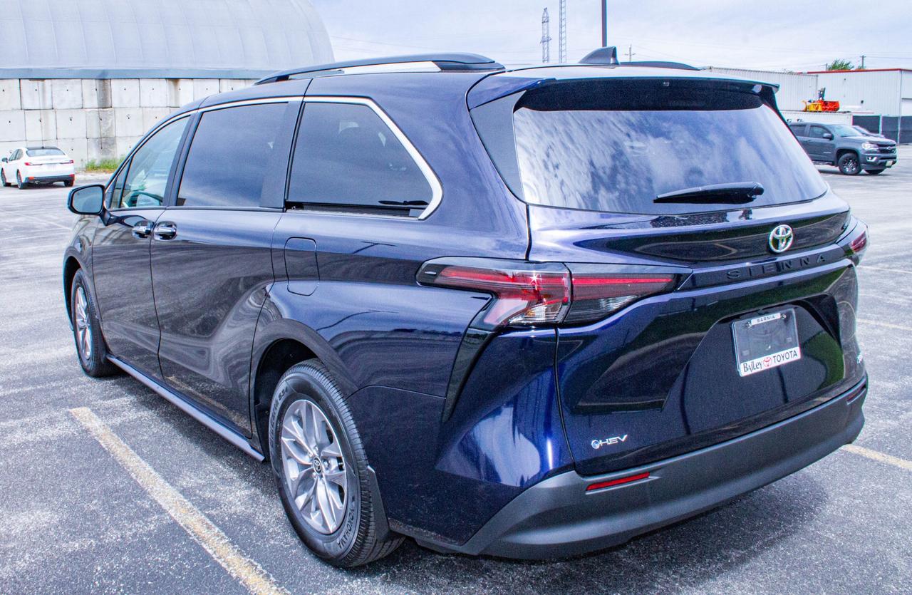 2026 Toyota Sienna XLE 8-Passenger 4dr Front-Wheel Drive Passenger Van Photo4