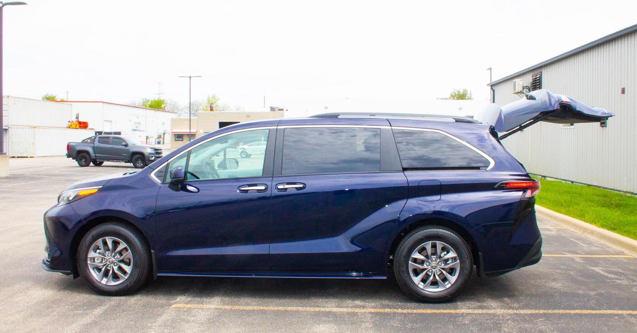 2026 Toyota Sienna XLE 8-Passenger 4dr Front-Wheel Drive Passenger Van Photo