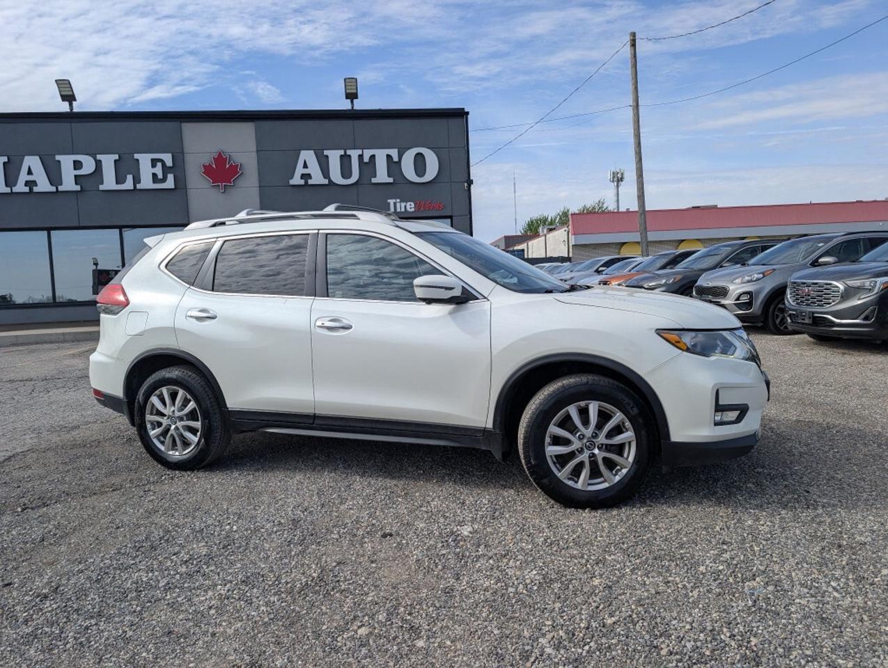 2017 Nissan Rogue SV AWD   NAV   PANO ROOF   CAMERA   RMT START Photo4