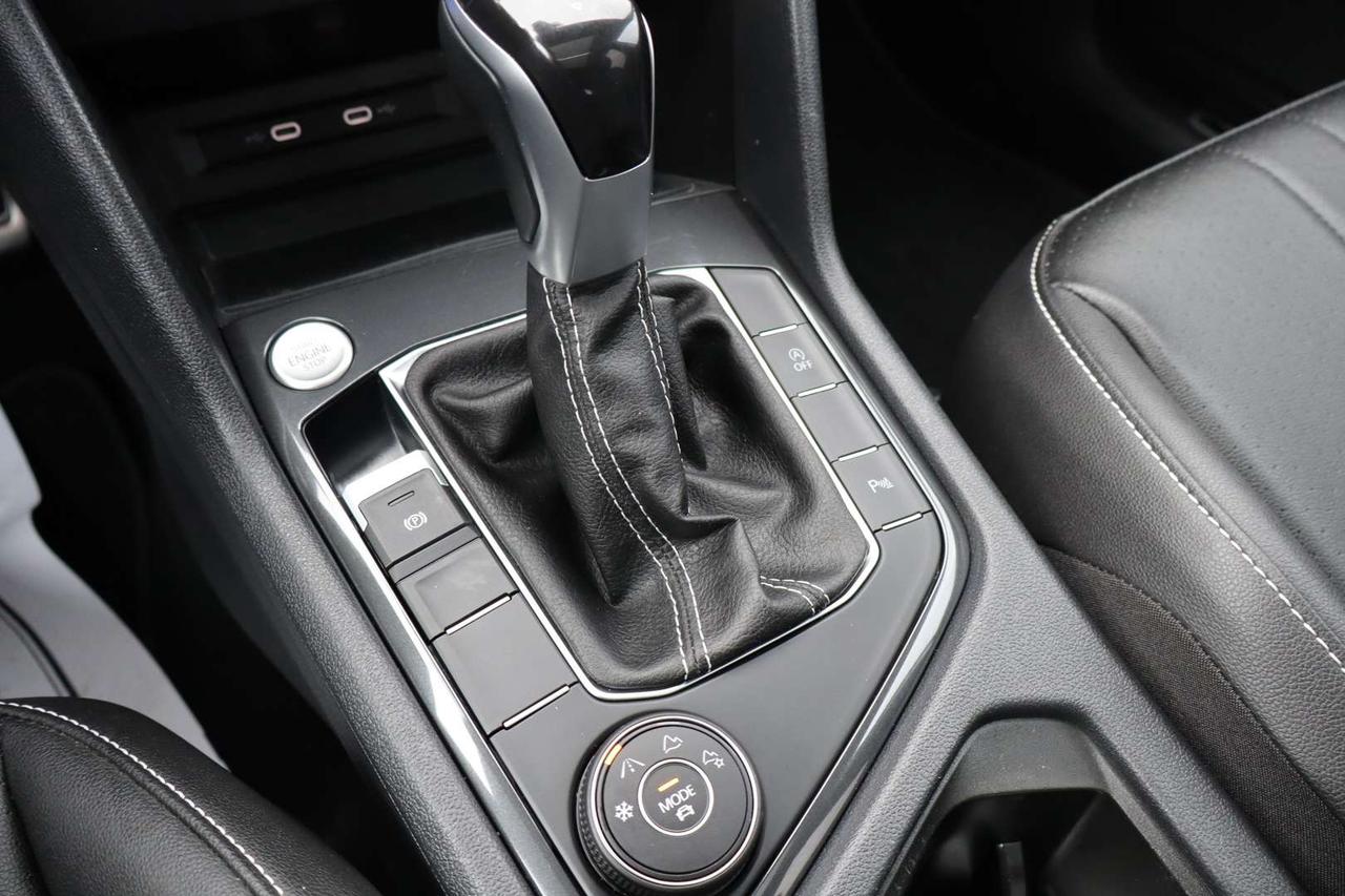 2023 Volkswagen Tiguan Comfortline R-Line Black 4MOTION   Well Maintained Photo