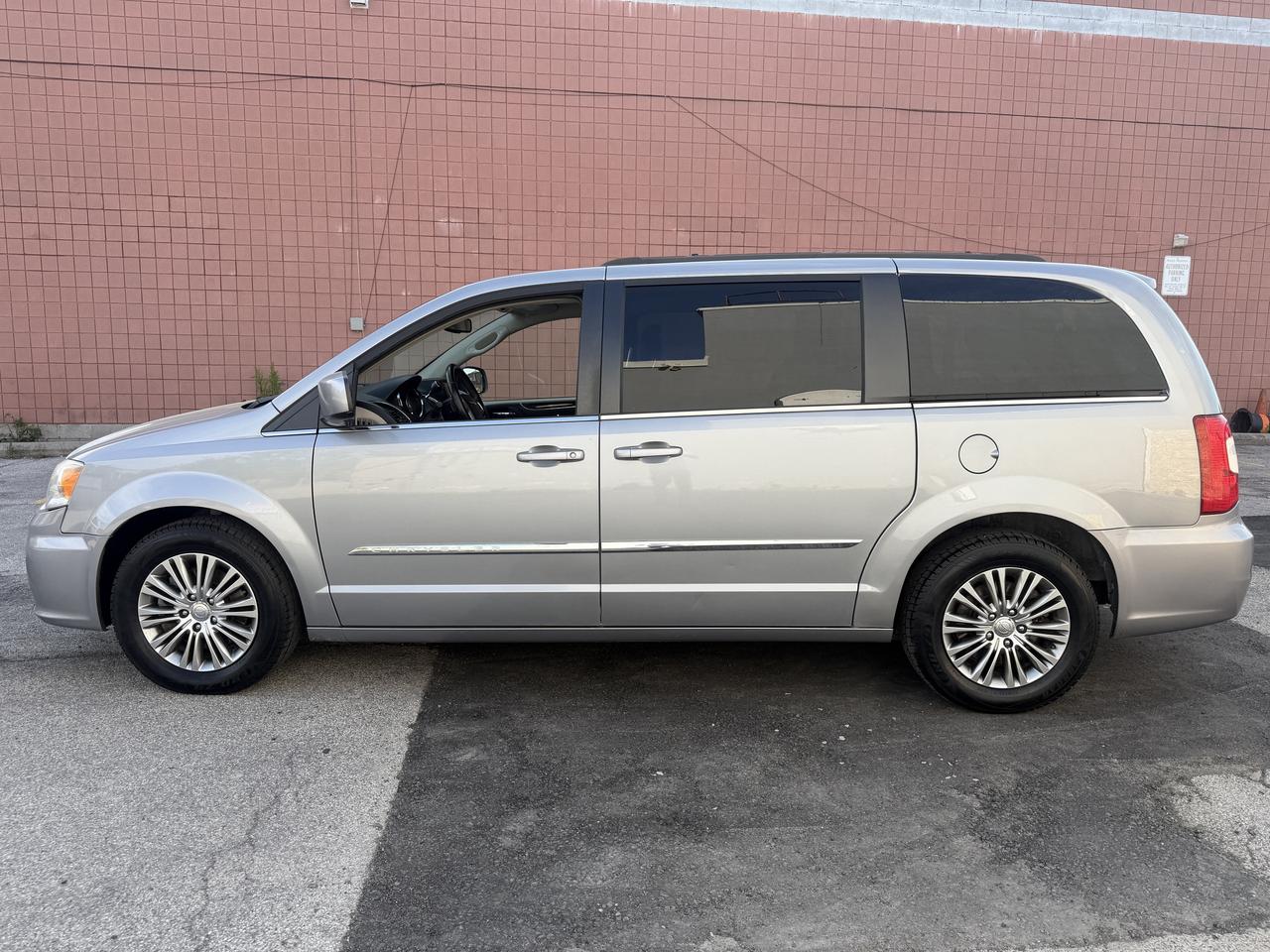 2015 Chrysler Town & Country Touring !! LEATHER !! POWER SEATS !! CAR FAX CLEAN Photo1