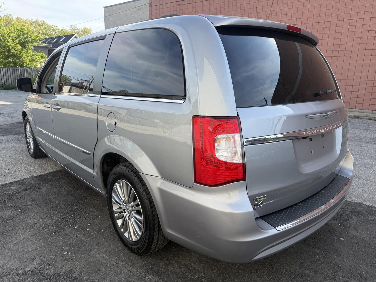 2015 Chrysler Town & Country Touring !! LEATHER !! POWER SEATS !! CAR FAX CLEAN Photo