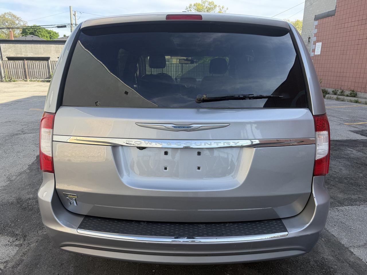 2015 Chrysler Town & Country Touring !! LEATHER !! POWER SEATS !! CAR FAX CLEAN Photo3