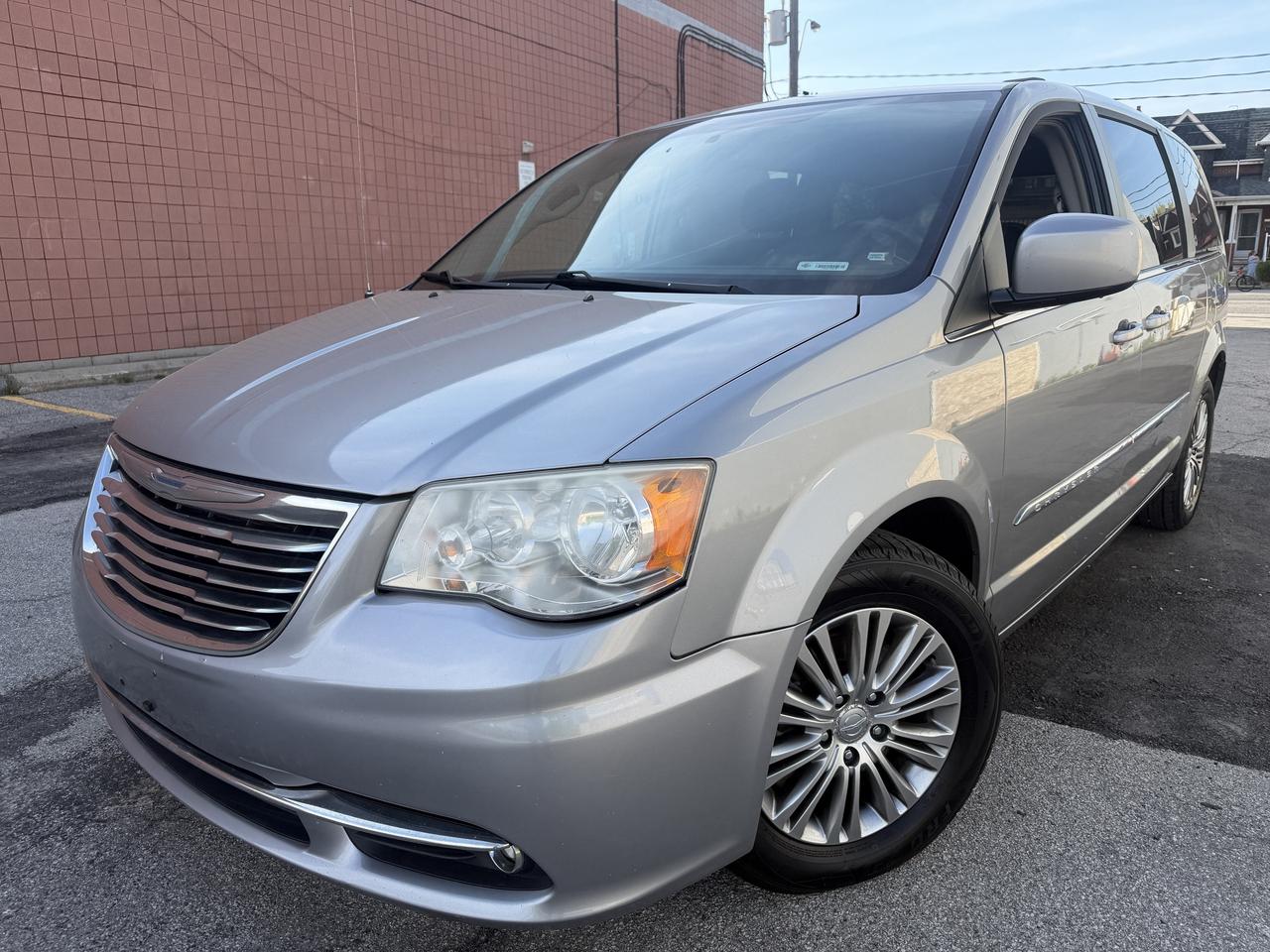 2015 Chrysler Town & Country Touring !! LEATHER !! POWER SEATS !! CAR FAX CLEAN Photo0