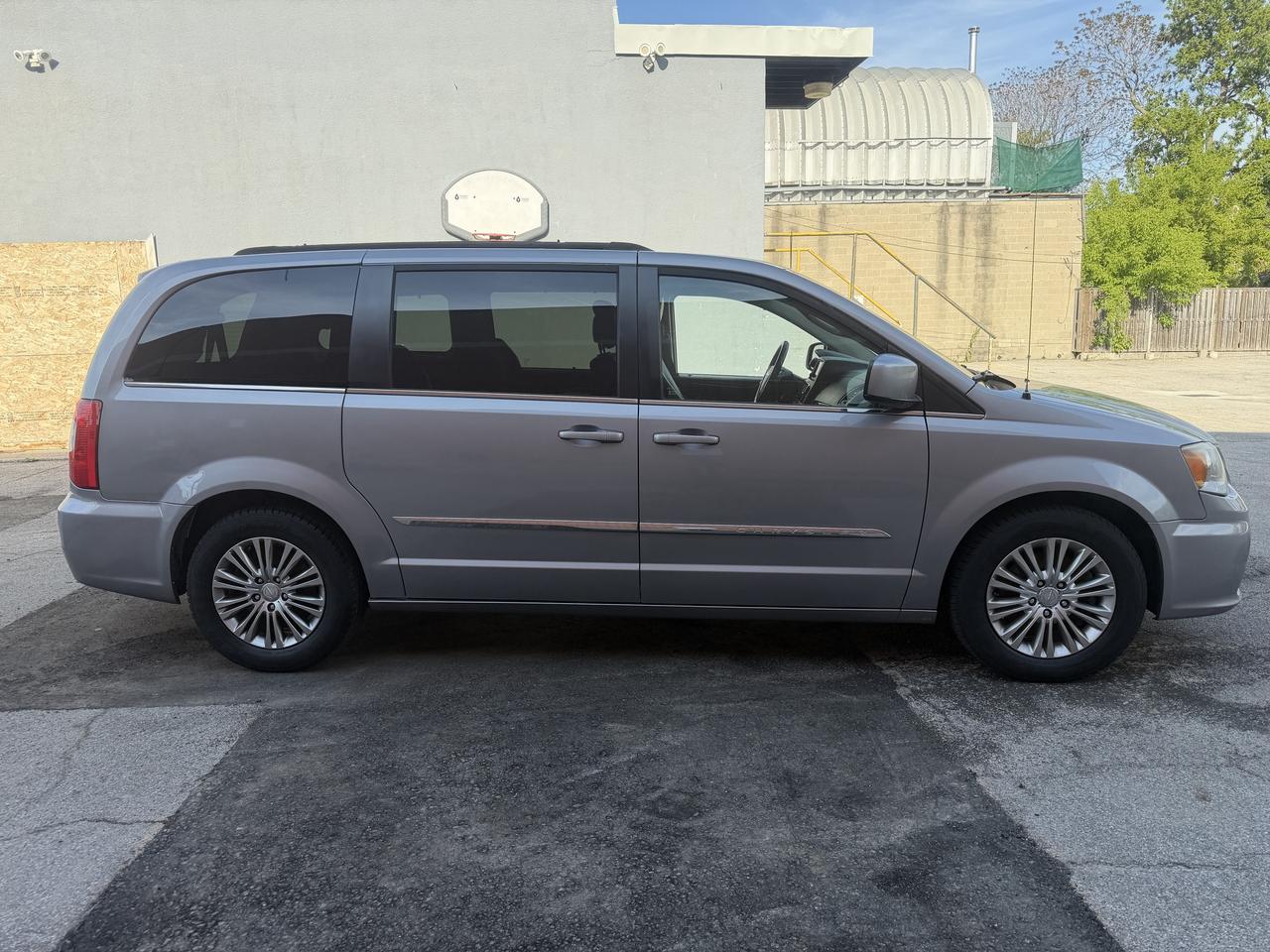 2015 Chrysler Town & Country Touring !! LEATHER !! POWER SEATS !! CAR FAX CLEAN Photo