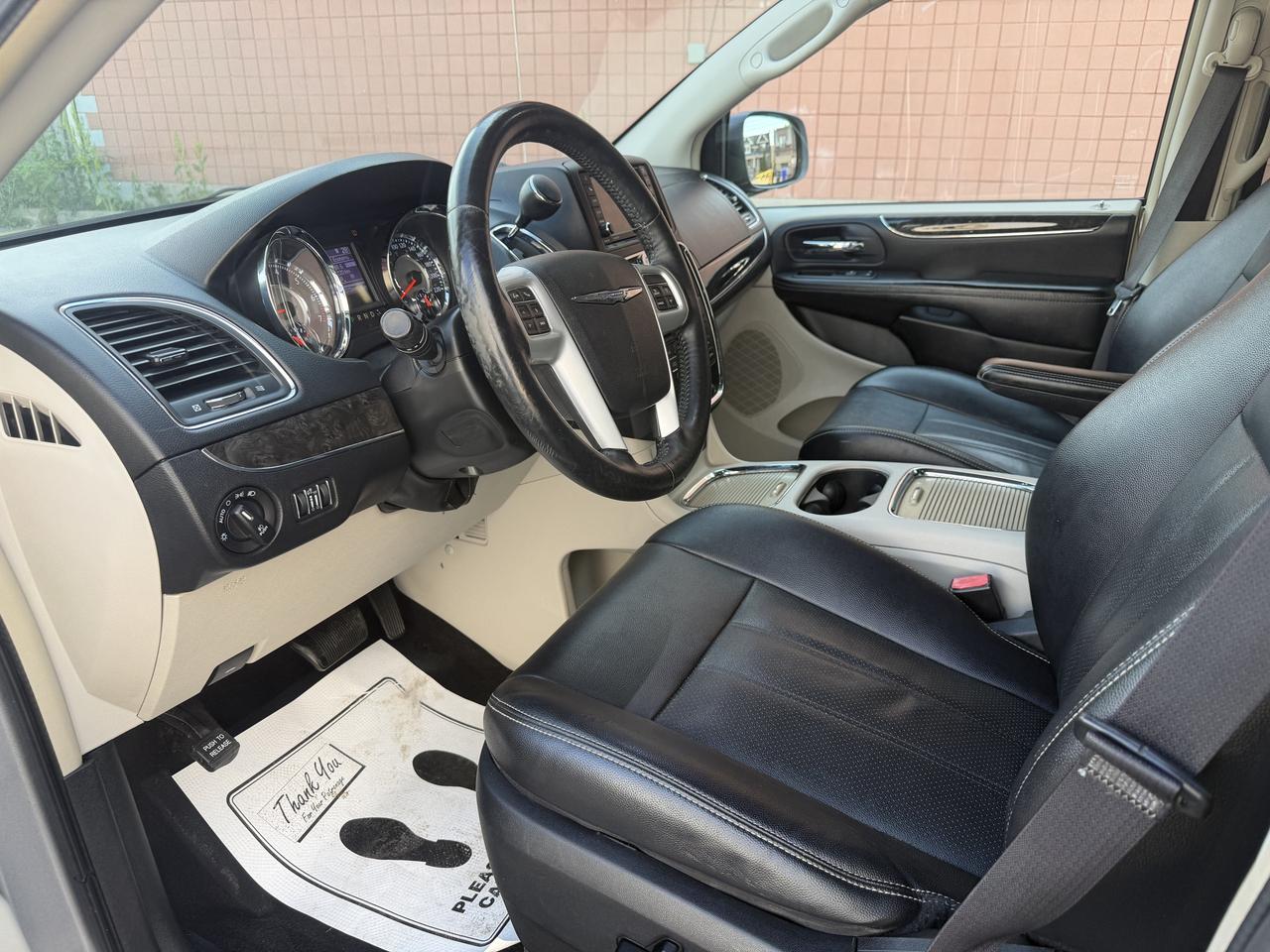 2015 Chrysler Town & Country Touring !! LEATHER !! POWER SEATS !! CAR FAX CLEAN Photo