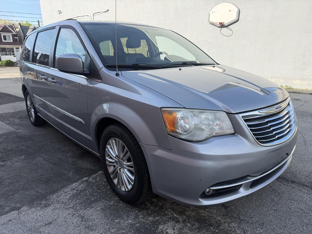 2015 Chrysler Town & Country Touring !! LEATHER !! POWER SEATS !! CAR FAX CLEAN Photo