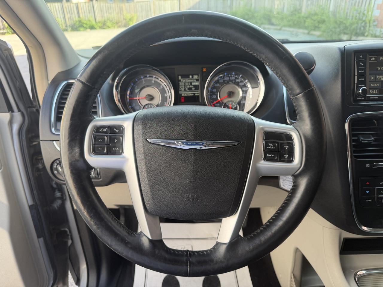 2015 Chrysler Town & Country Touring !! LEATHER !! POWER SEATS !! CAR FAX CLEAN Photo
