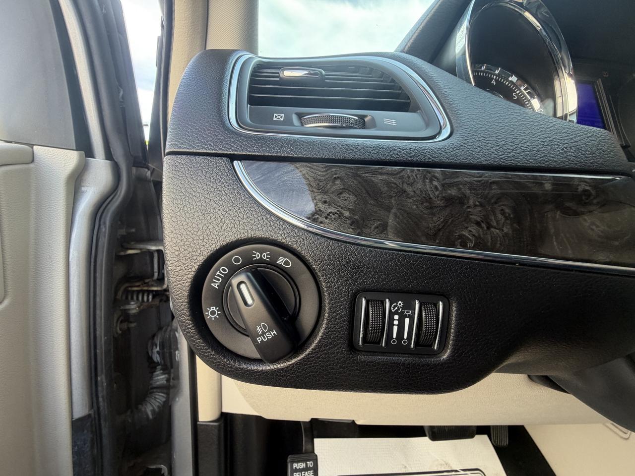 2015 Chrysler Town & Country Touring !! LEATHER !! POWER SEATS !! CAR FAX CLEAN Photo