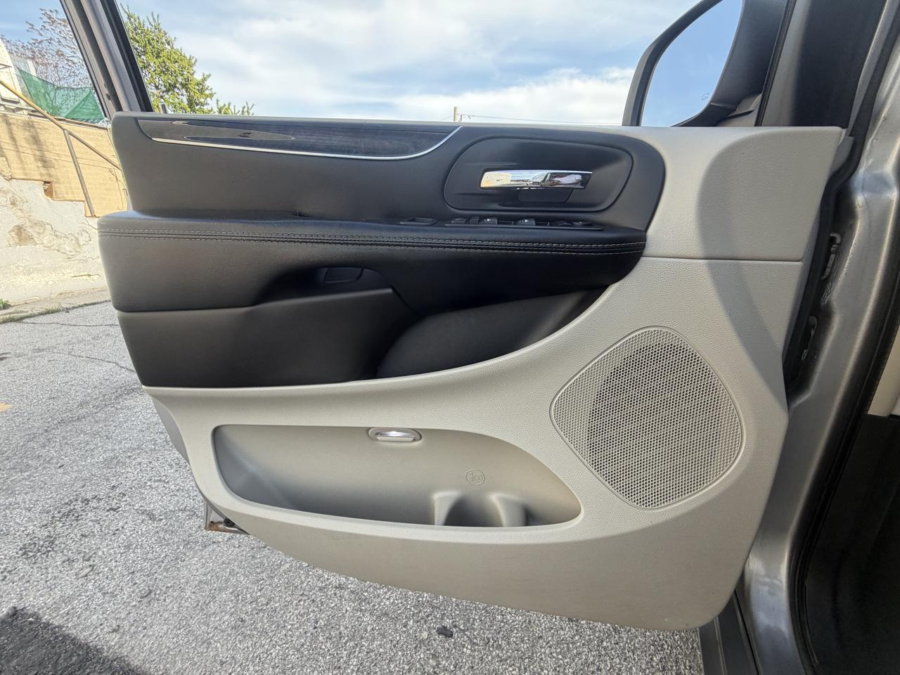 2015 Chrysler Town & Country Touring !! LEATHER !! POWER SEATS !! CAR FAX CLEAN Photo