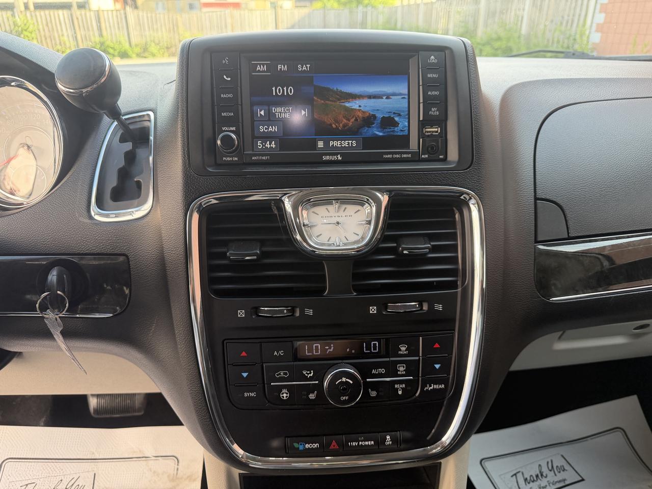 2015 Chrysler Town & Country Touring !! LEATHER !! POWER SEATS !! CAR FAX CLEAN Photo