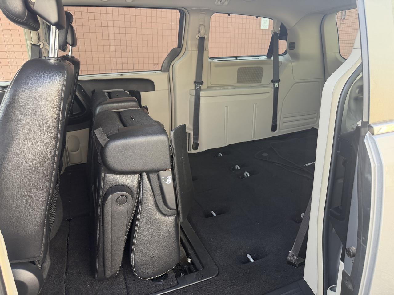 2015 Chrysler Town & Country Touring !! LEATHER !! POWER SEATS !! CAR FAX CLEAN Photo