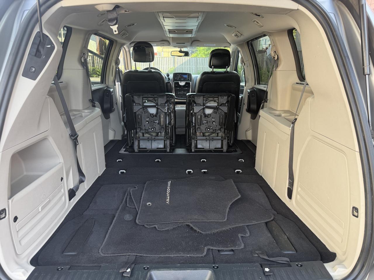 2015 Chrysler Town & Country Touring !! LEATHER !! POWER SEATS !! CAR FAX CLEAN Photo