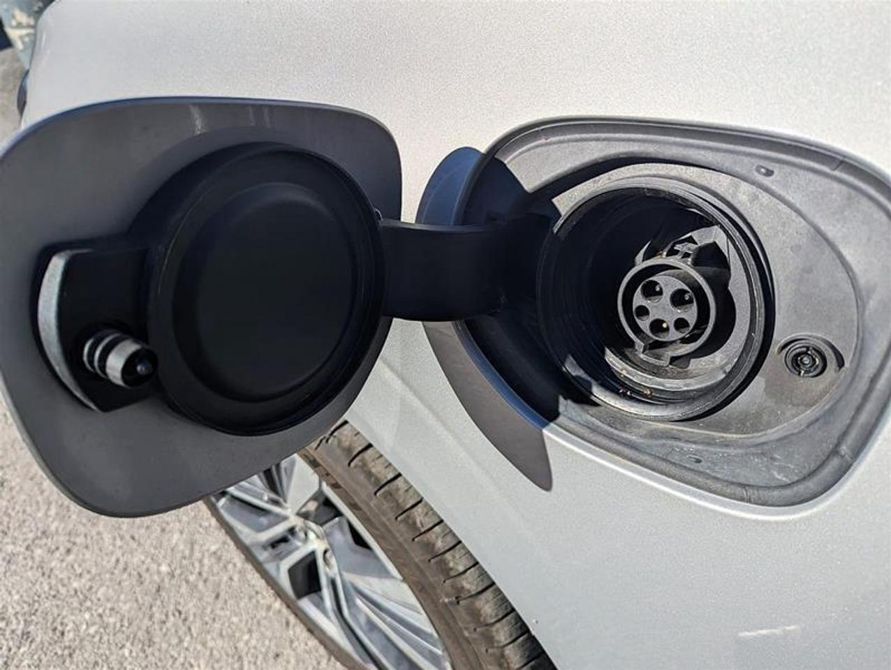 2022 Volvo XC60 T8 Expression   HK Audio   PHEV   AWD   Clean Photo