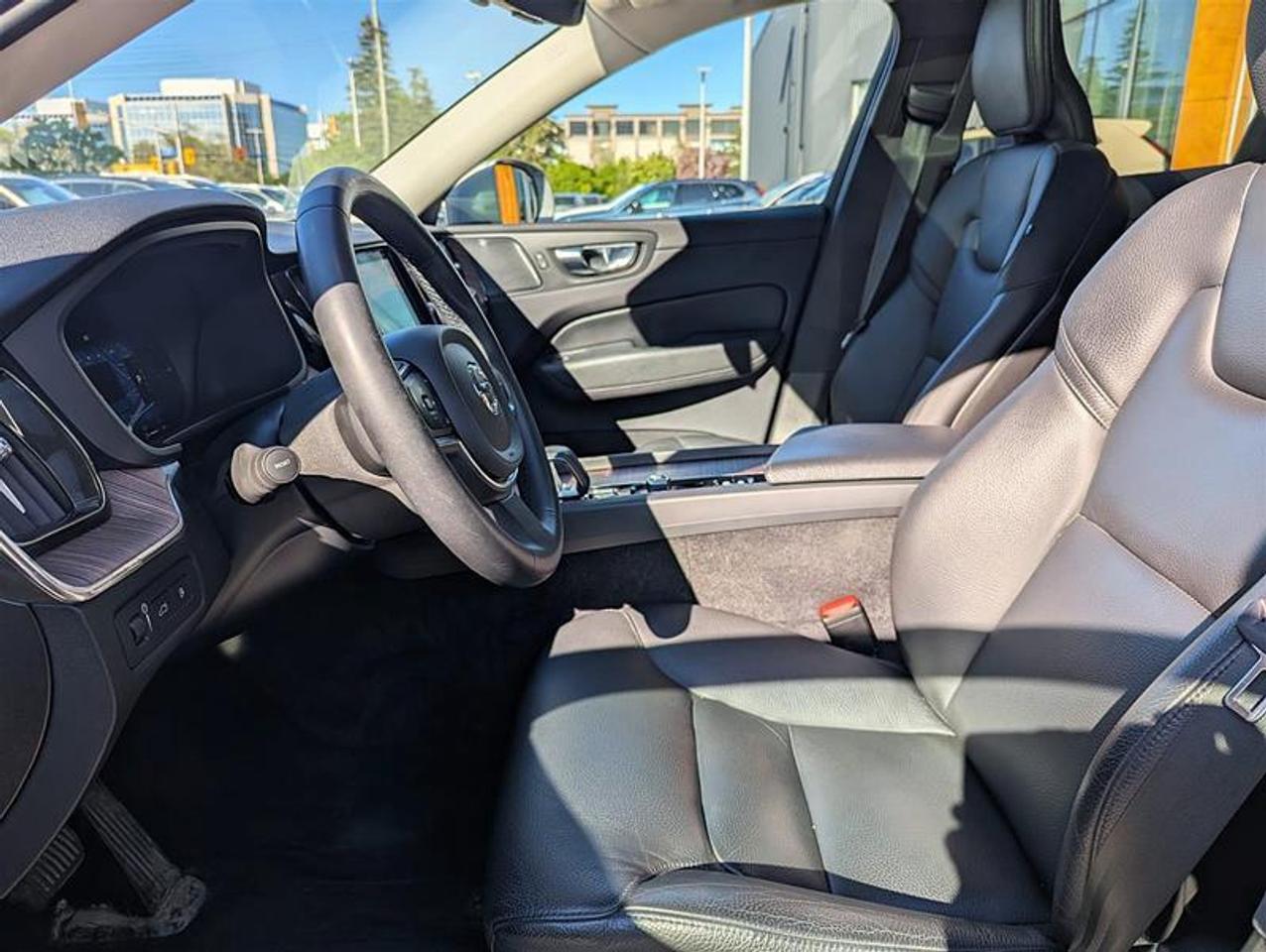 2022 Volvo XC60 T8 Expression   HK Audio   PHEV   AWD   Clean Photo