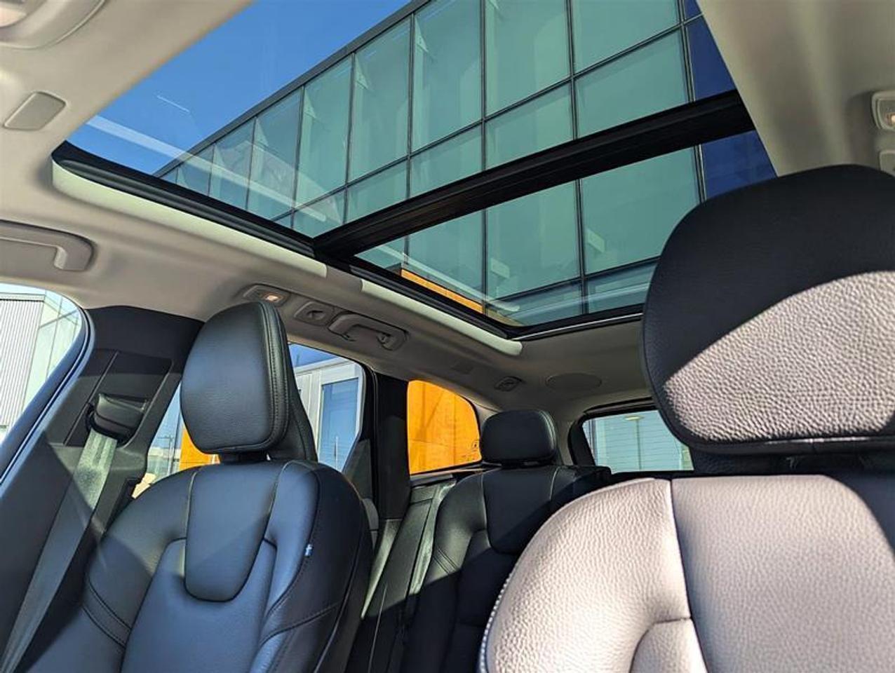 2022 Volvo XC60 T8 Expression   HK Audio   PHEV   AWD   Clean Photo