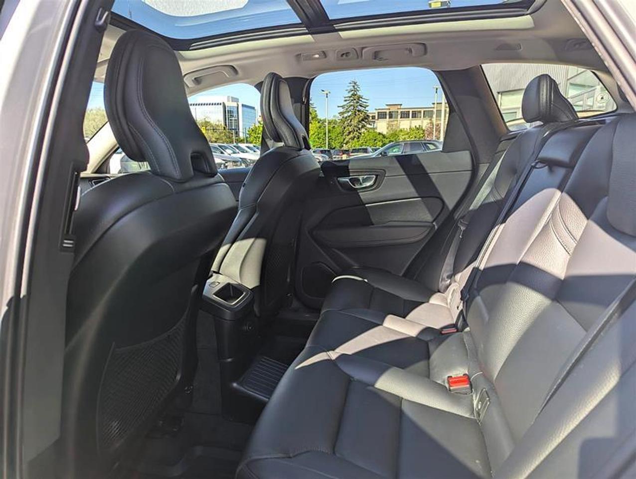 2022 Volvo XC60 T8 Expression   HK Audio   PHEV   AWD   Clean Photo