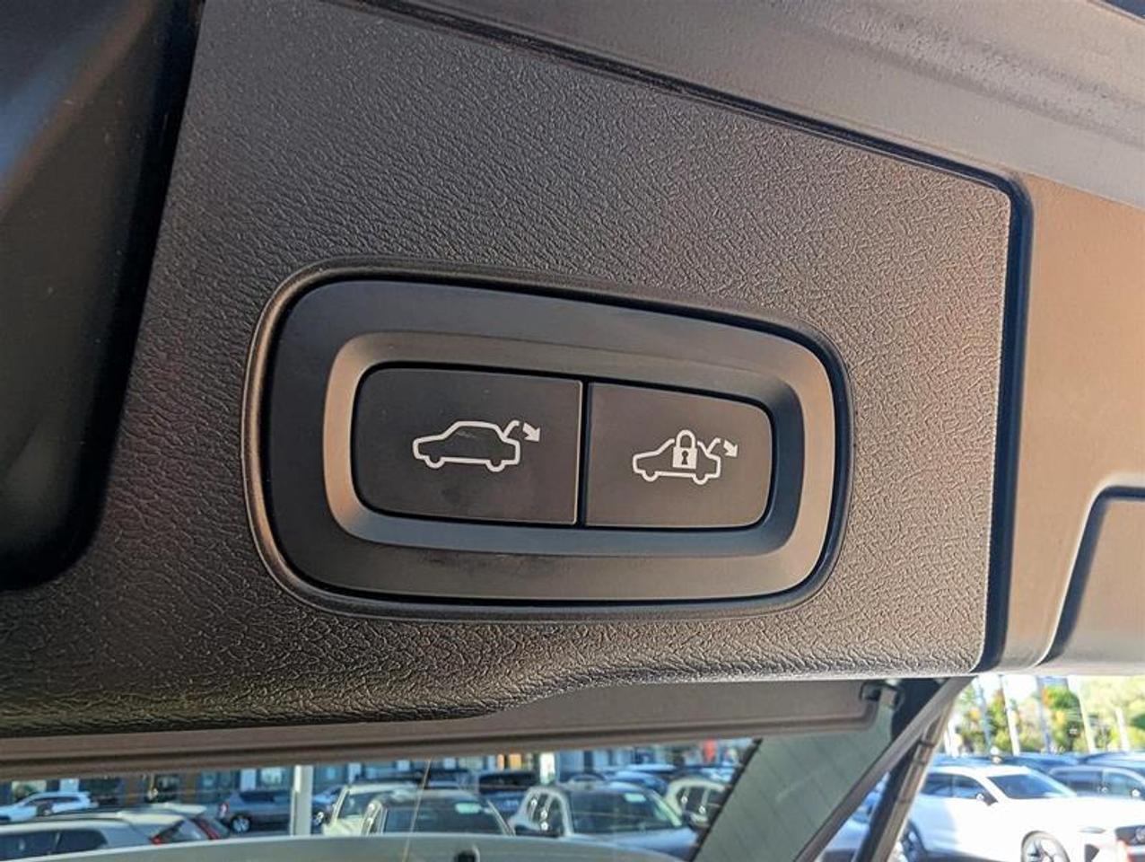 2022 Volvo XC60 T8 Expression   HK Audio   PHEV   AWD   Clean Photo