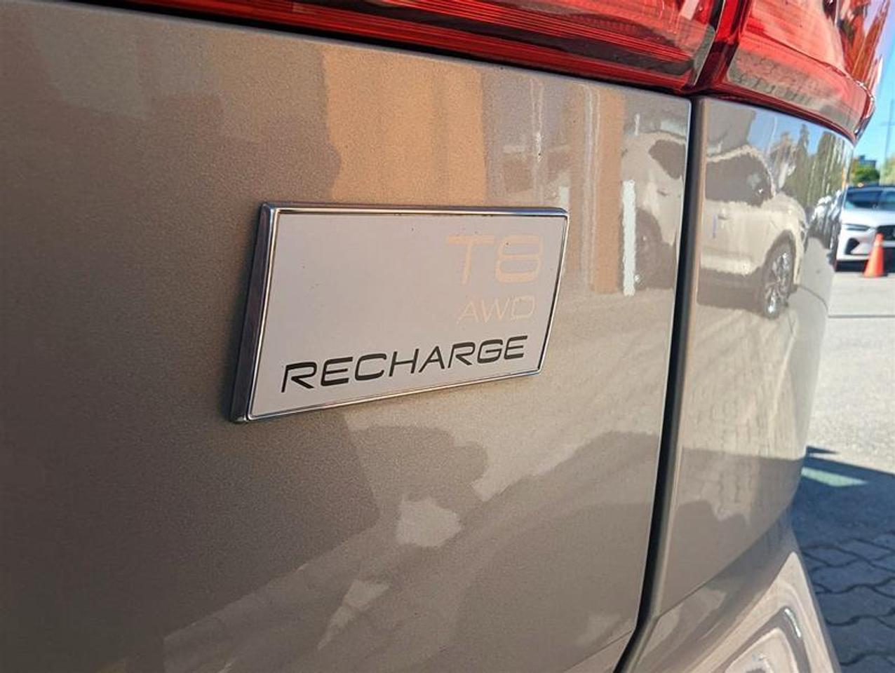 2022 Volvo XC60 T8 Expression   HK Audio   PHEV   AWD   Clean Photo