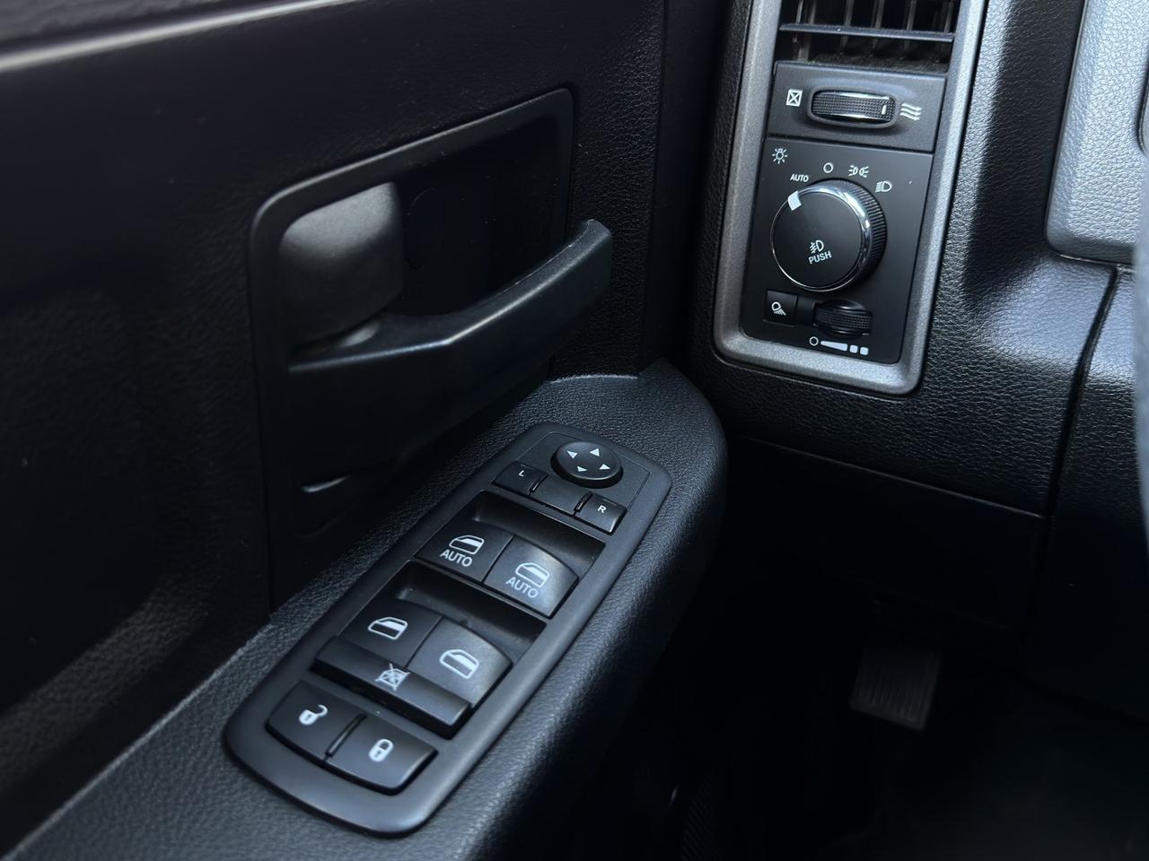 2019 RAM 1500 Classic Express Crew Cab 4X4 HEMI   Reverse Cam Photo2