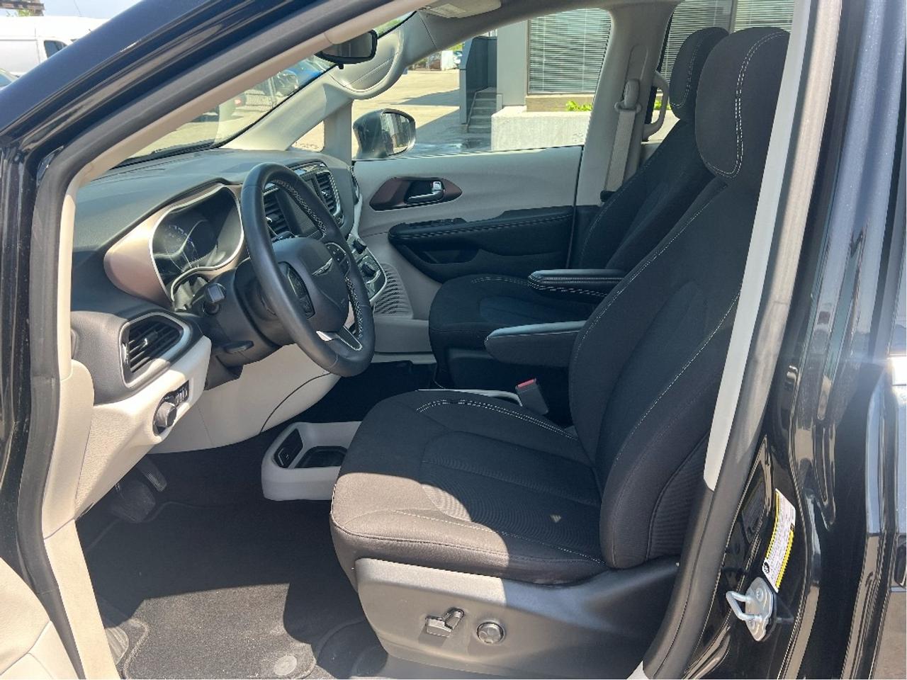 2023 Chrysler Grand Caravan SXT 7-PASS *PWR SEAT *PWR SLIDING DOORS *BKP CAM Photo