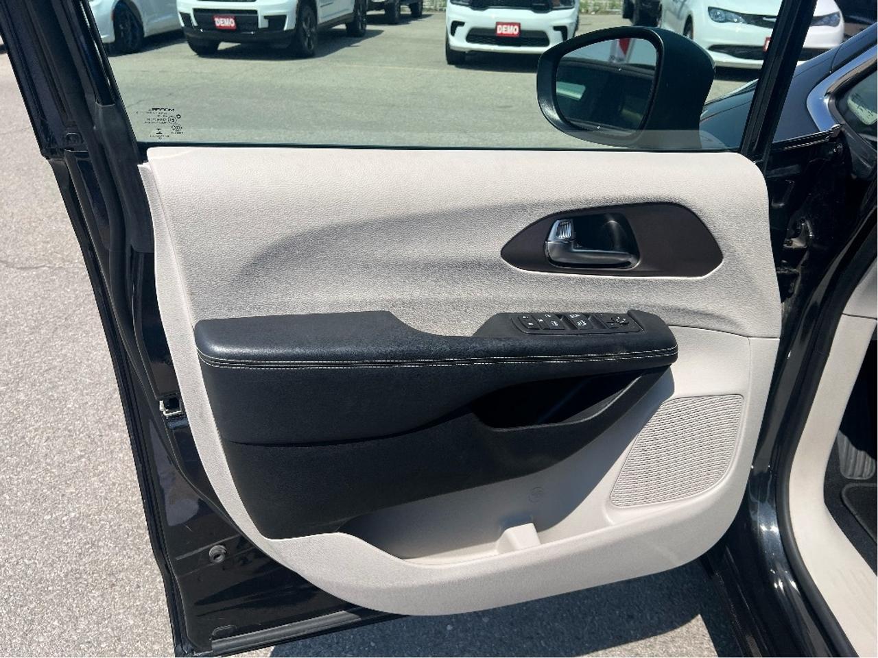 2023 Chrysler Grand Caravan SXT 7-PASS *PWR SEAT *PWR SLIDING DOORS *BKP CAM Photo
