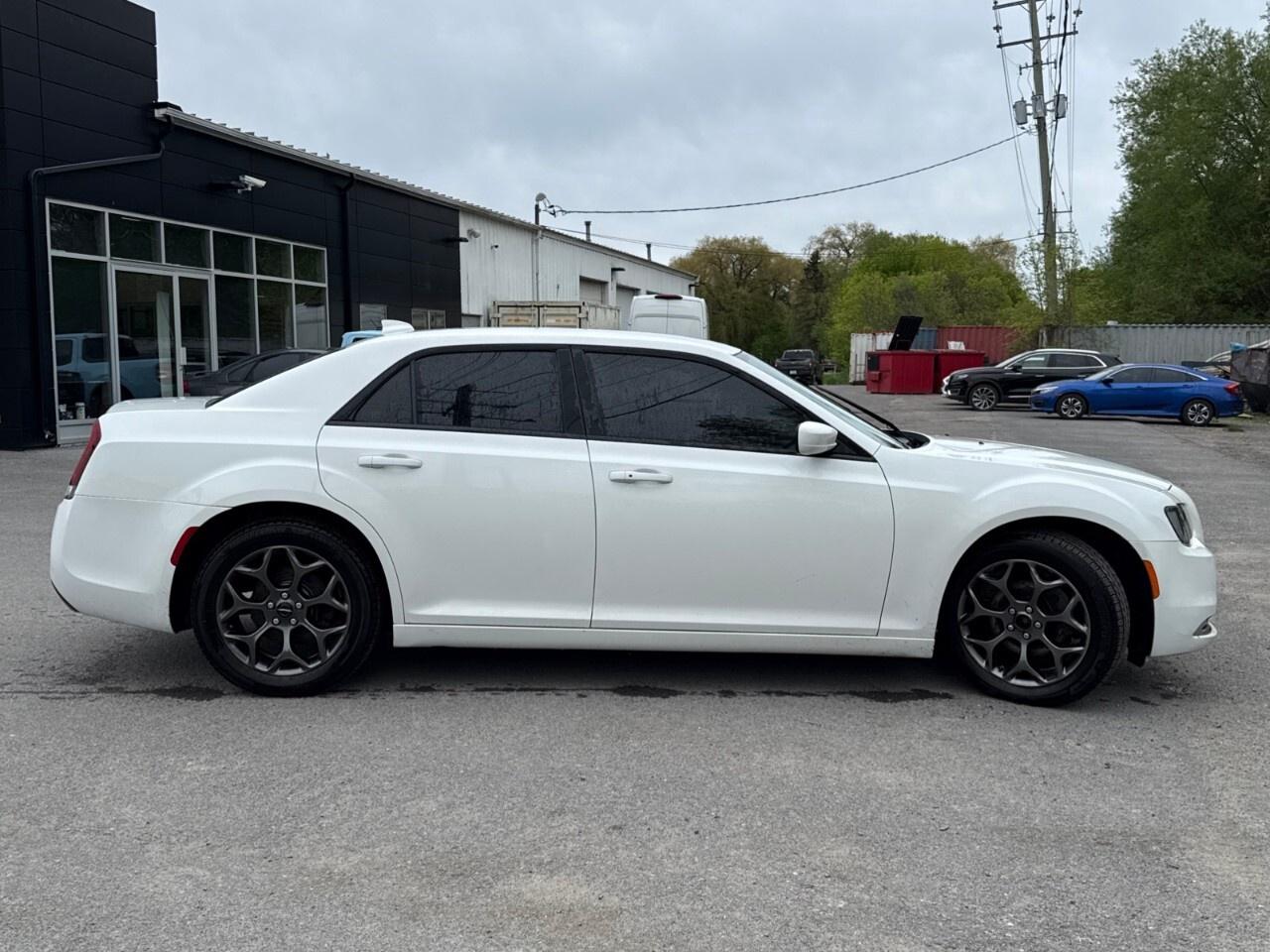2018 Chrysler 300  Photo3