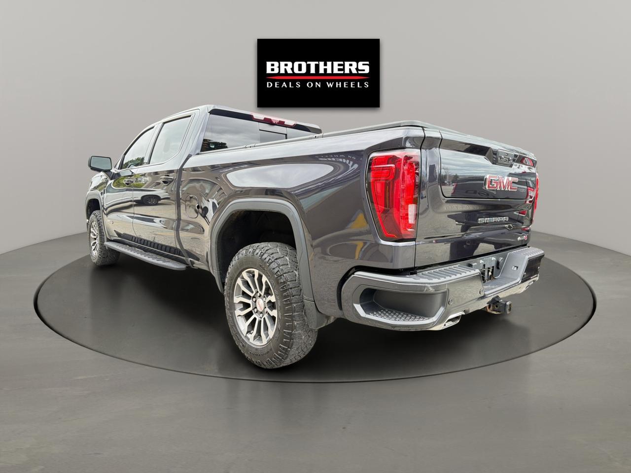 2022 GMC Sierra 1500 4WD Crew Cab AT4 Photo4