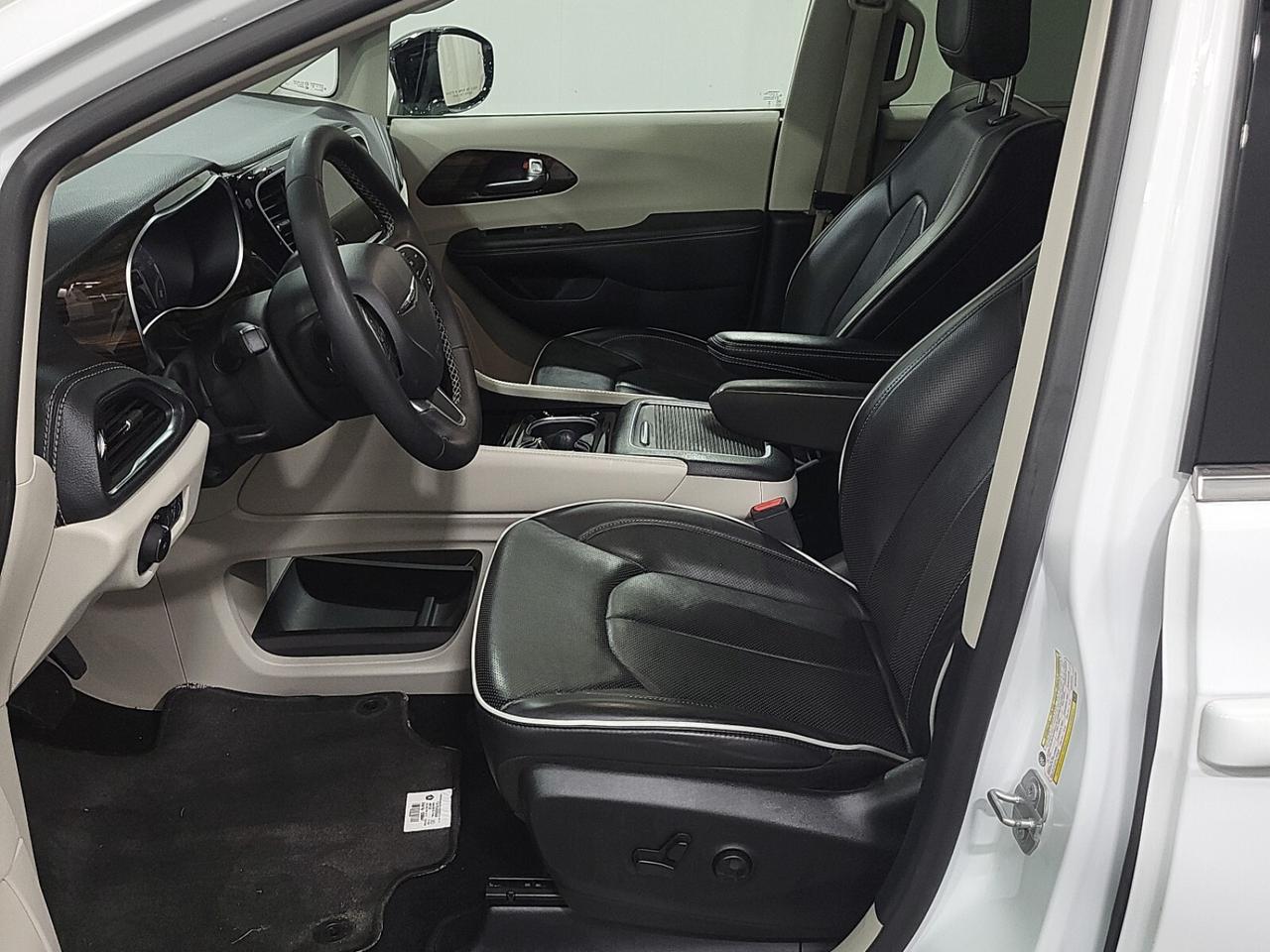 2024 Chrysler Pacifica Limited   TOW GROUP   PWR DOORS   HEATED/VENTED LE Photo