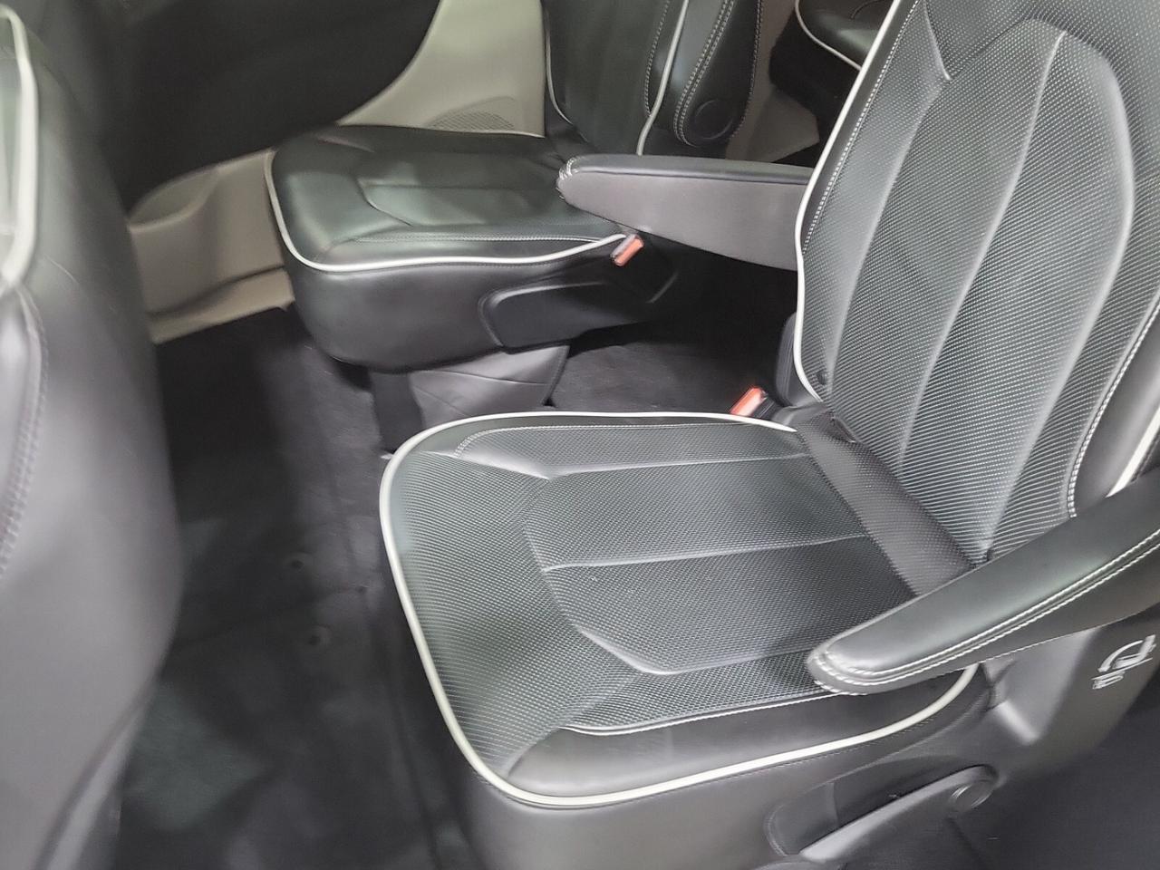 2024 Chrysler Pacifica Limited   TOW GROUP   PWR DOORS   HEATED/VENTED LE Photo