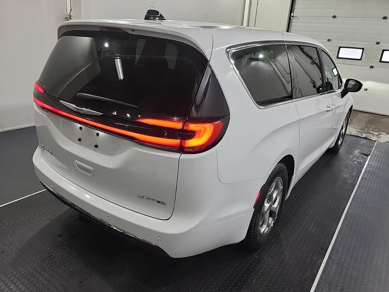 2024 Chrysler Pacifica Limited   TOW GROUP   PWR DOORS   HEATED/VENTED LE Photo