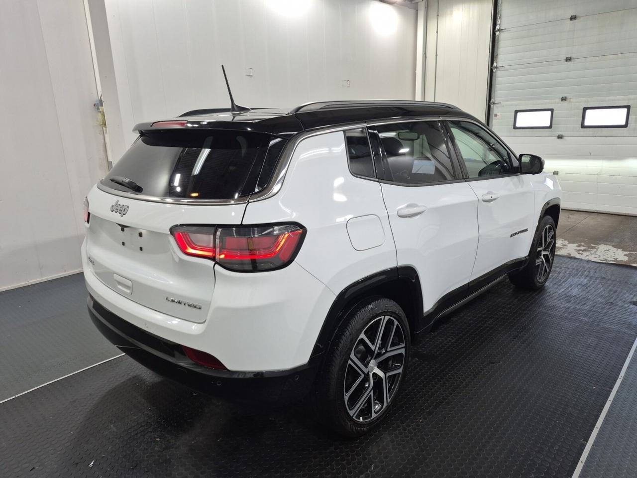 2024 Jeep Compass Limited   ELITE EXTERIOR GROUP   PANO ROOF   ALPIN Photo