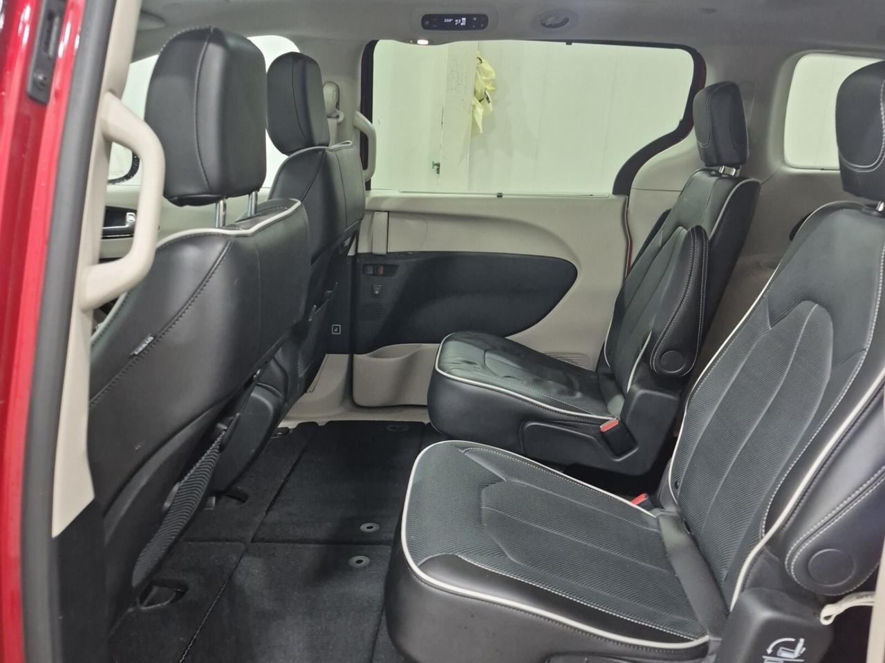 2024 Chrysler Pacifica Limited   PWR DOORS   PANO ROOF   HEATED/VENTED LE Photo