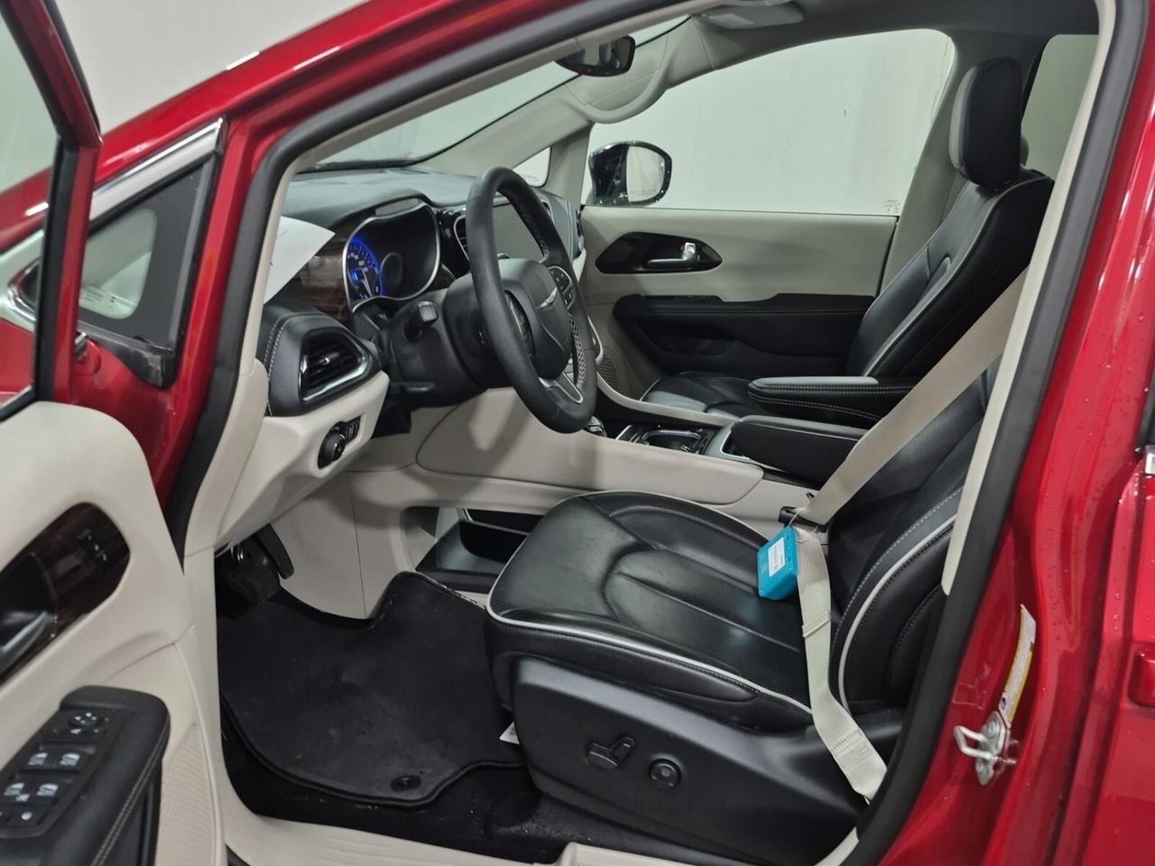 2024 Chrysler Pacifica Limited   PWR DOORS   PANO ROOF   HEATED/VENTED LE Photo