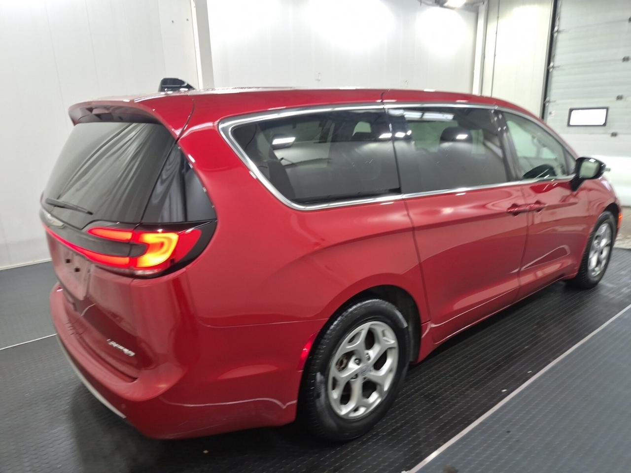 2024 Chrysler Pacifica Limited   PWR DOORS   PANO ROOF   HEATED/VENTED LE Photo