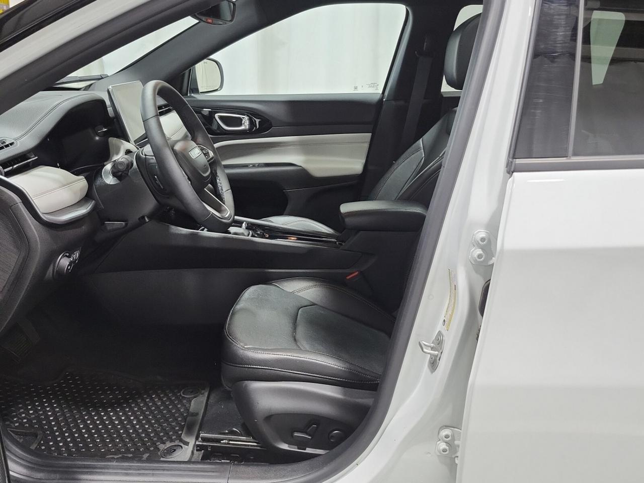 2024 Jeep Compass Limited   ELITE EXTERIOR GROUP   PANO ROOF   ALPIN Photo