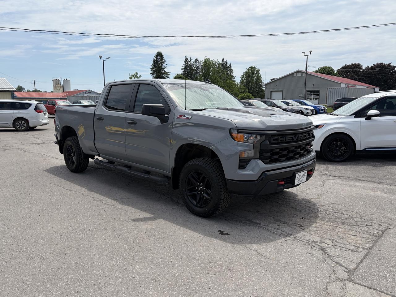 2024 Chevrolet 1500 CUSTOM TRAIL BOSS/4X4/BACK UP CAM/CALL PICTON Photo