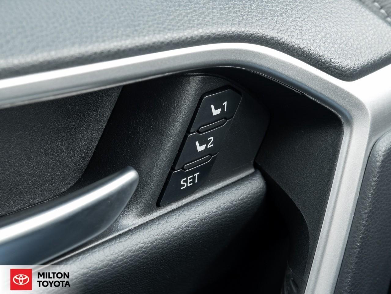 2023 Toyota RAV4 Hybrid LEATHER MOONROOF JBL VENTIALTED SEATS ONE OWNER TC Photo