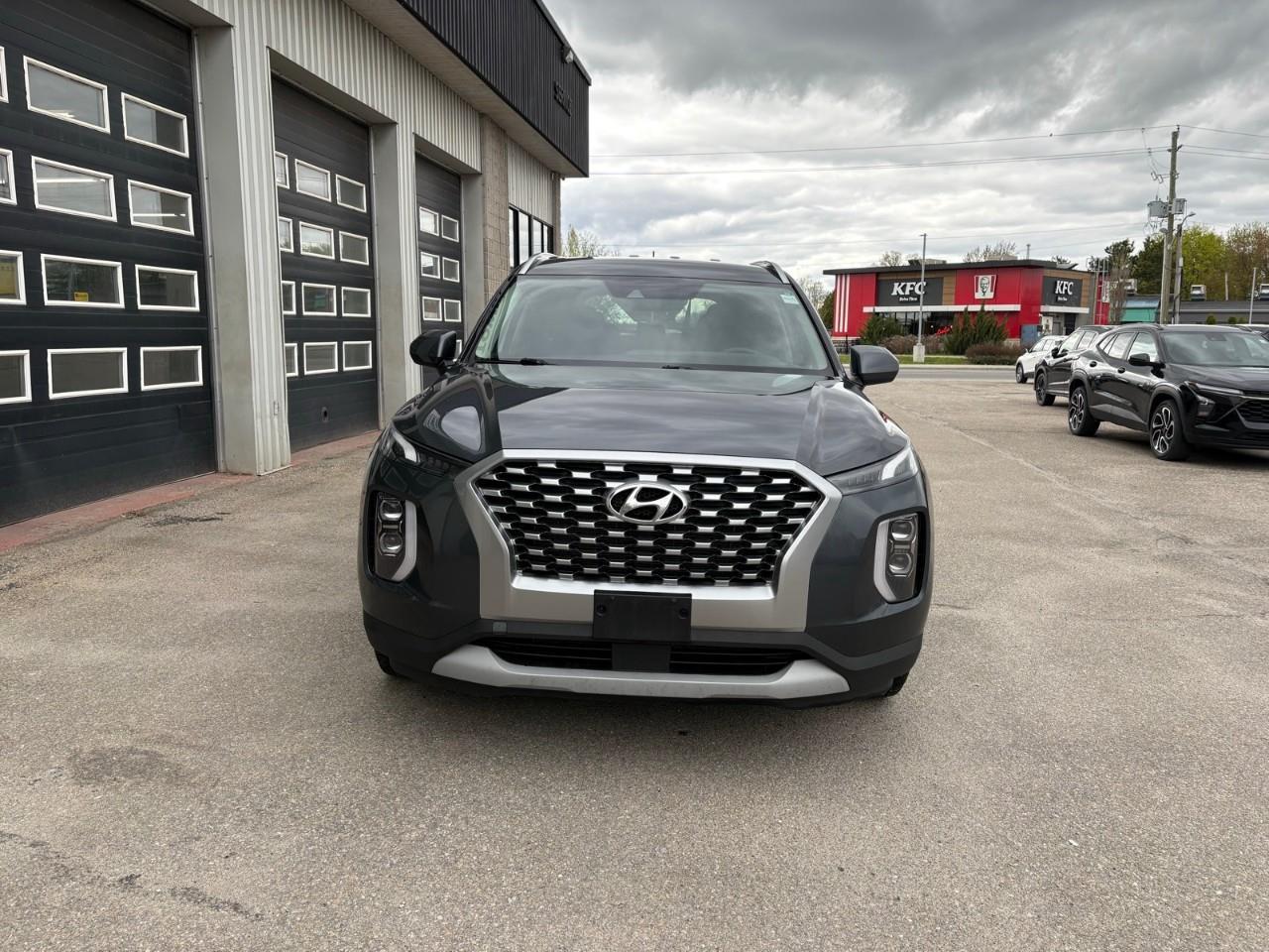 2021 Hyundai PALISADE Essential 4dr Front-Wheel Drive Photo2