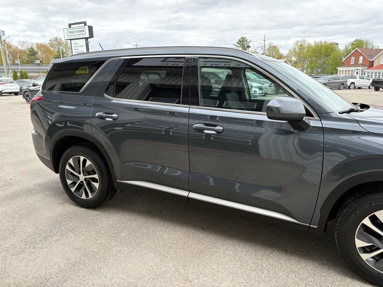 2021 Hyundai PALISADE Essential 4dr Front-Wheel Drive Photo4
