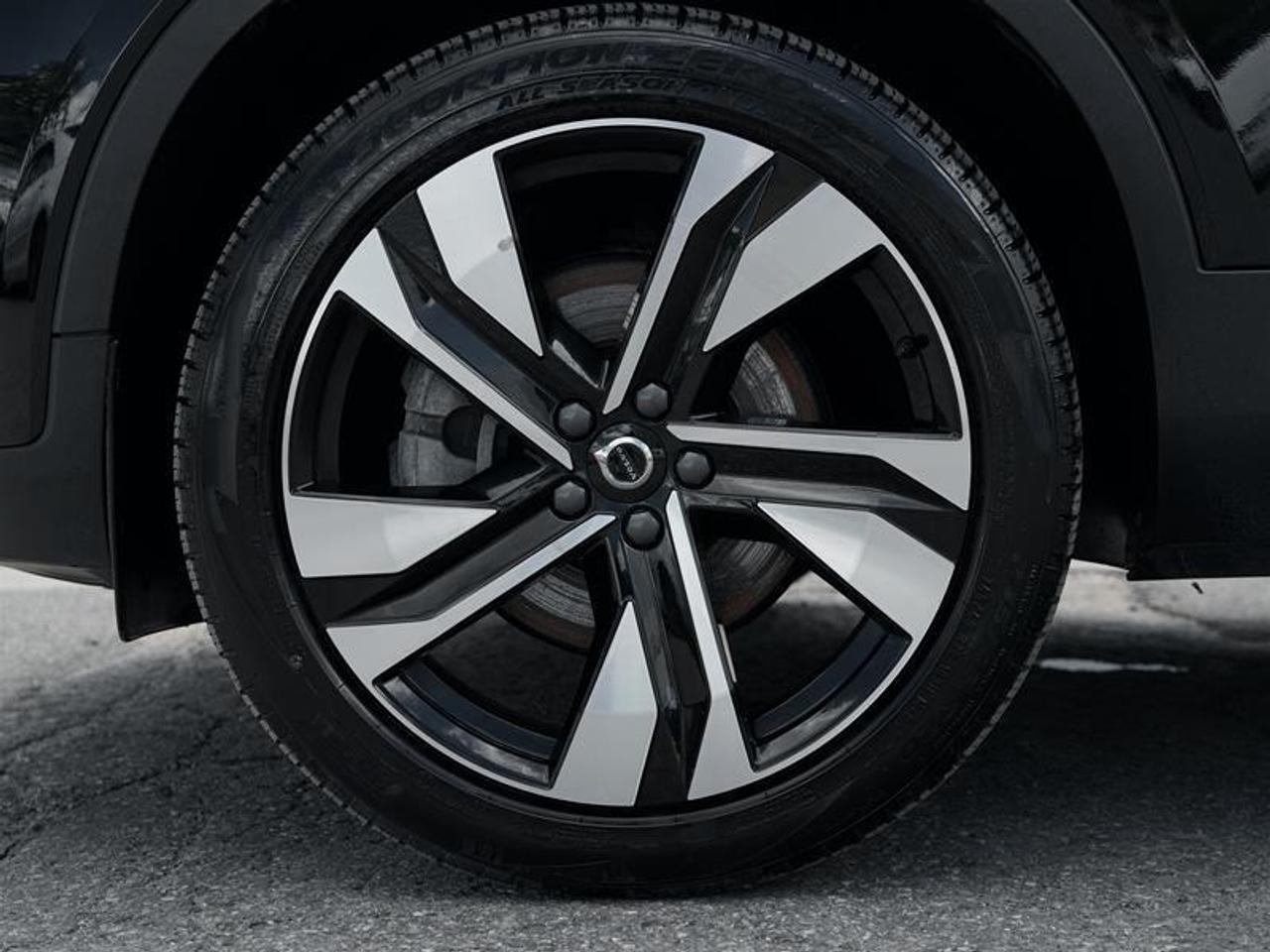 2023 Volvo XC40 B5 AWD Plus - Bright Photo