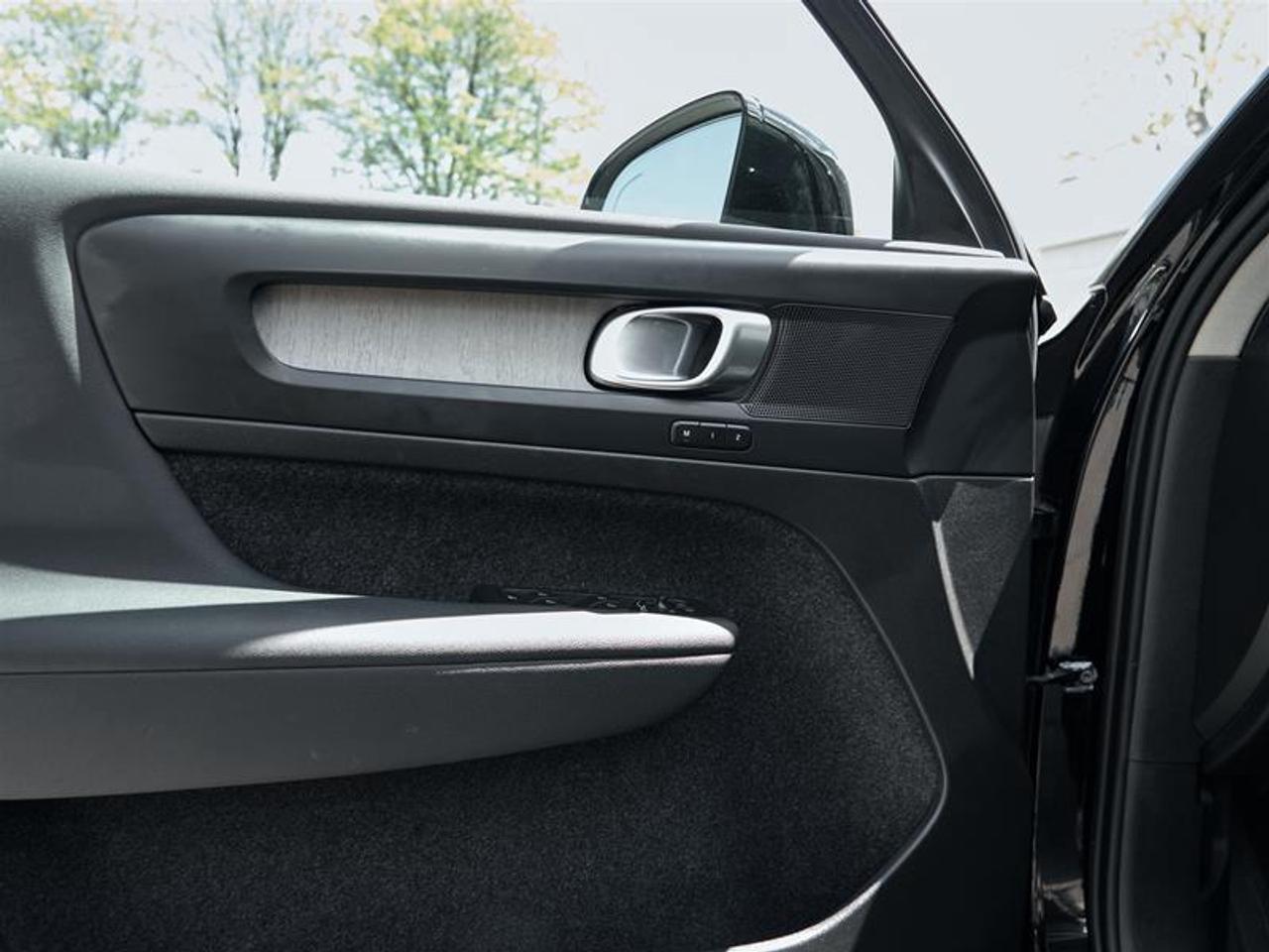 2023 Volvo XC40 B5 AWD Plus - Bright Photo