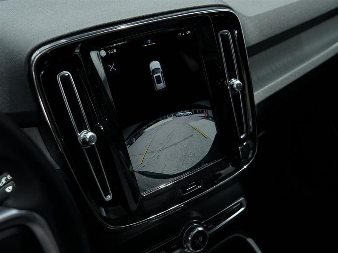 2023 Volvo XC40 B5 AWD Plus - Bright Photo