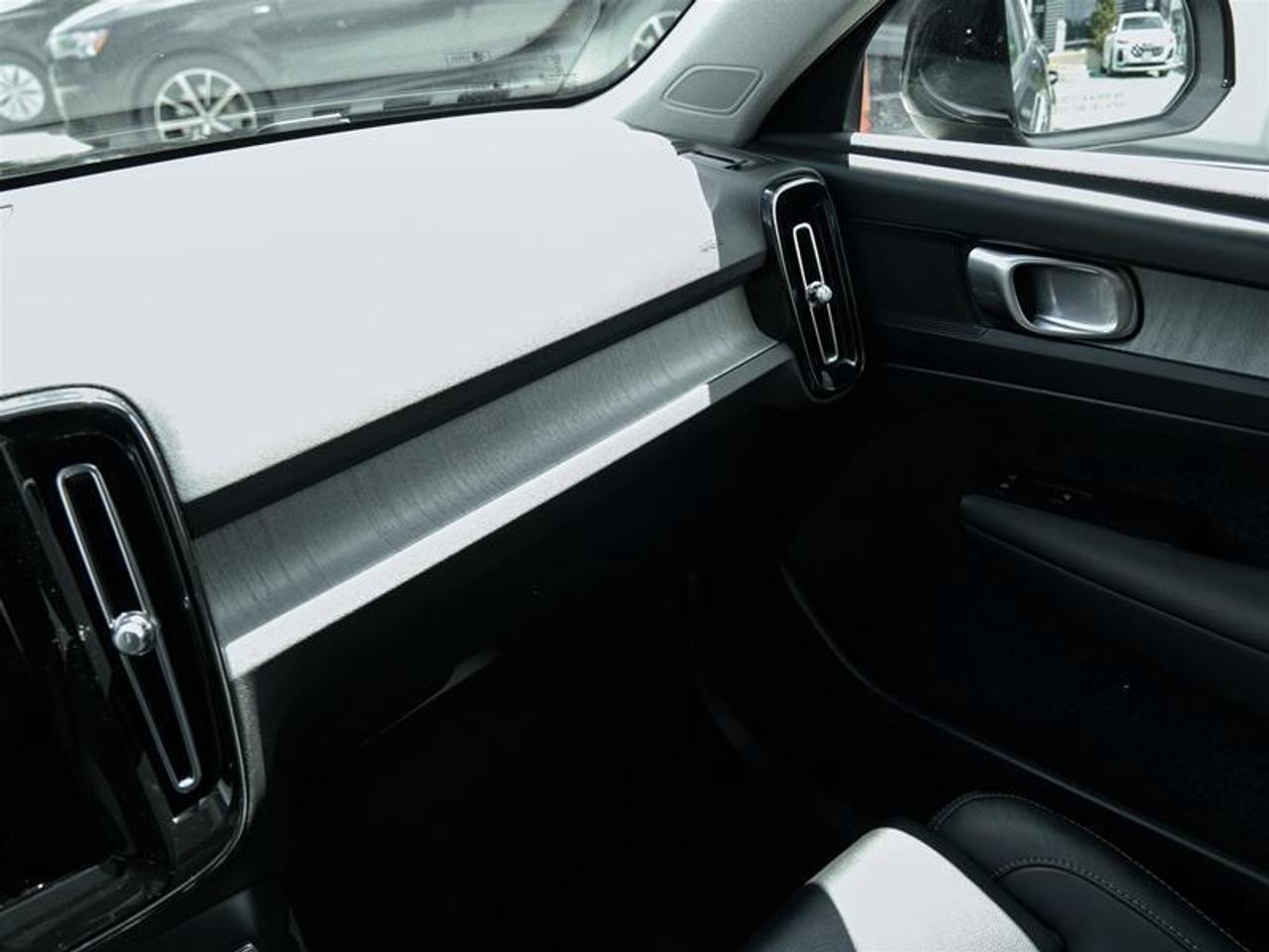 2023 Volvo XC40 B5 AWD Plus - Bright Photo