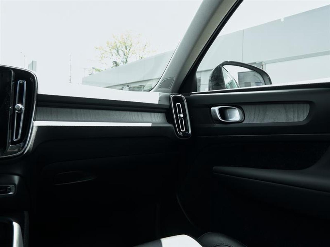 2023 Volvo XC40 B5 AWD Plus - Bright Photo